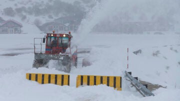 Una máquina quitanieves limpia de nieve en la estación de esquí de Alto Campoo este domingo. 