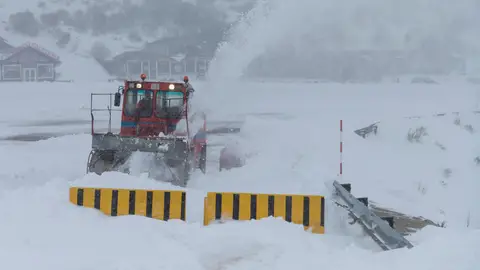 Una máquina quitanieves limpia de nieve en la estación de esquí de Alto Campoo este domingo. 