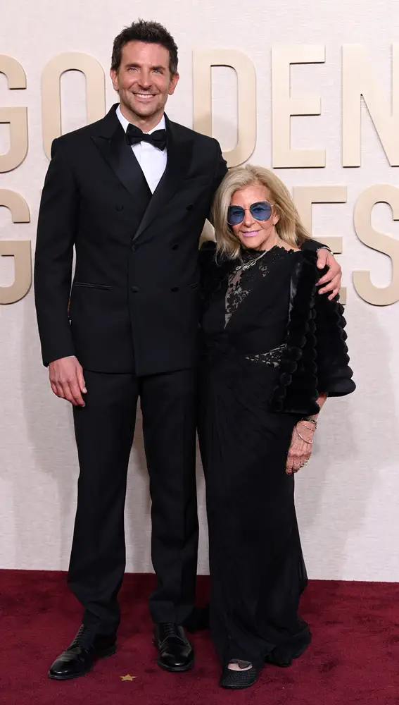 Bradley Cooper y su madre Gloria Campano en los Globos de Oro 2024