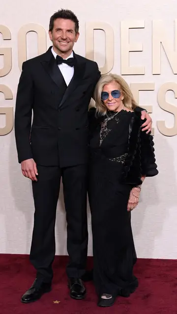 Bradley Cooper y su madre Gloria Campano en los Globos de Oro 2024 Bradley Cooper y su madre Gloria Campano en los Globos de Oro 2024