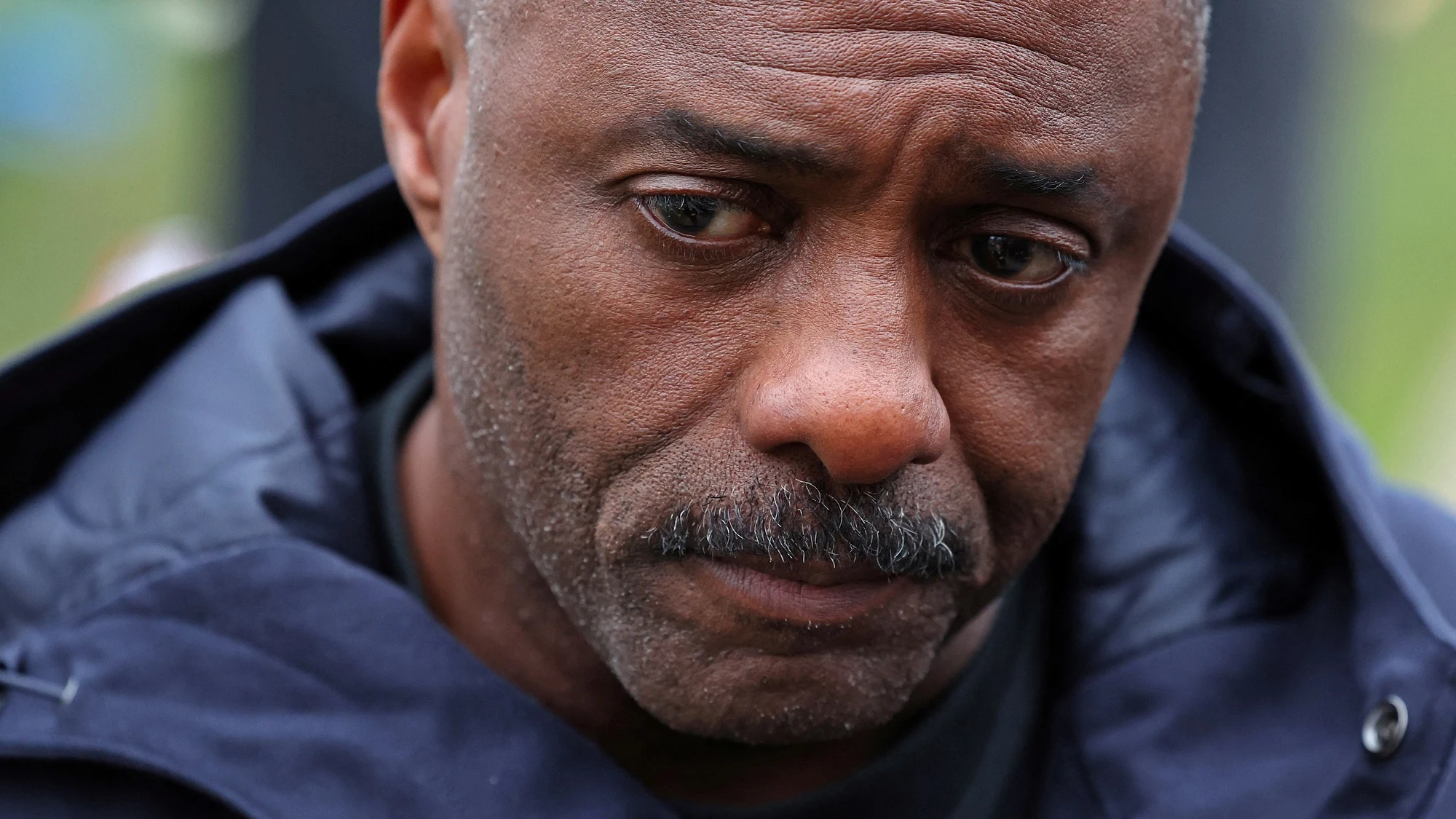 Idris Elba lucha contra los apu&ntilde;alamientos en Reino Unido