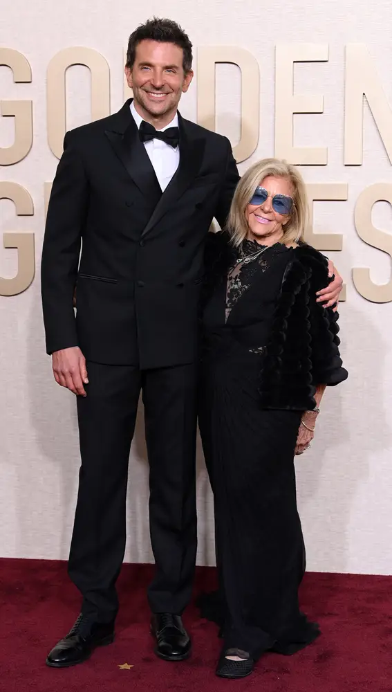 Bradley Cooper y su madre Gloria Campano en los Globos de Oro 2024