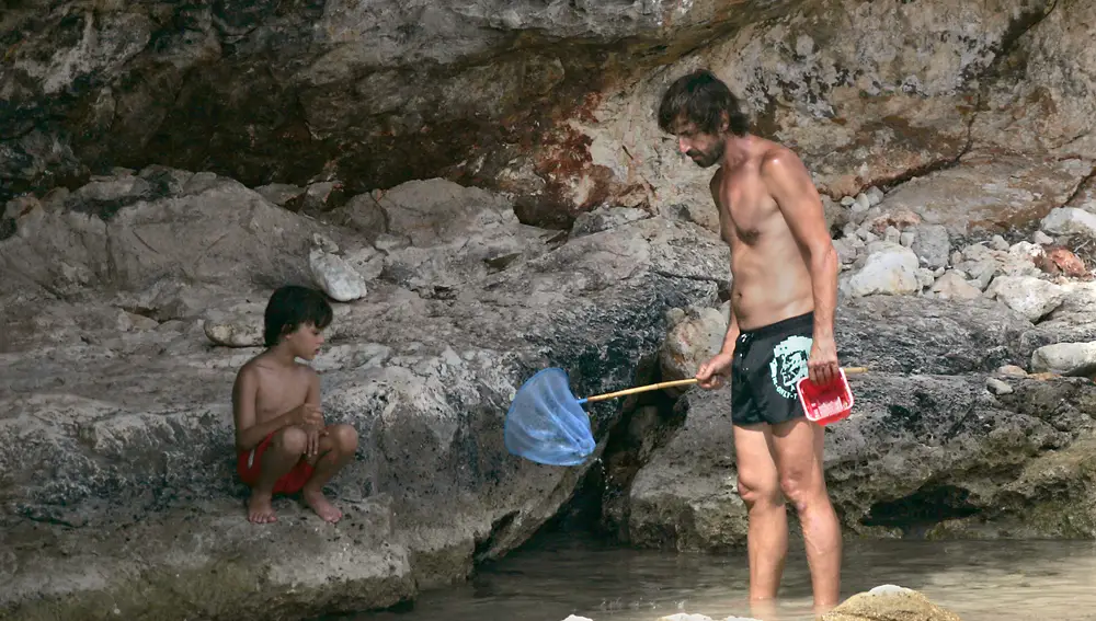 Santi Millán con su hijo Marc en la playa