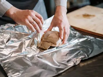 Envolver alimentos con papel de aluminio Envolver alimentos con papel de aluminio