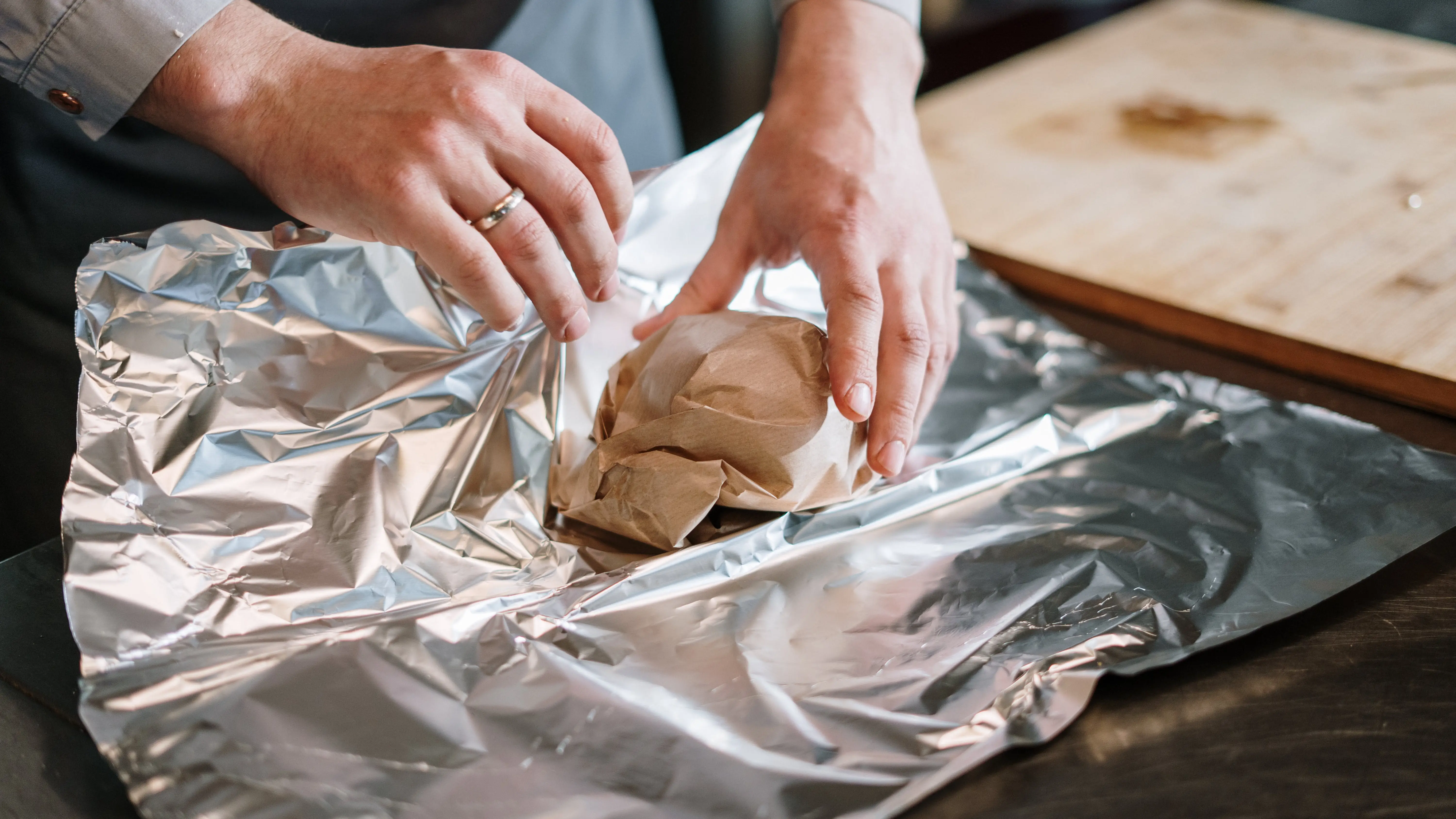 Envolver alimentos con papel de aluminio Envolver alimentos con papel de aluminio