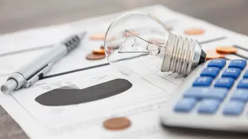 Bombilla en una factura de electricidad Bombilla en una factura de electricidad