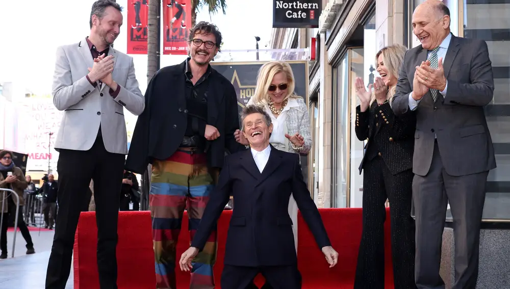  Pedro Pascal, Willem Dafoe, Patricia Arquette, Chamber Steve Nissen junto a Willem Dafoe al recibir su estrella del Paseo de la Fama de Hollywood