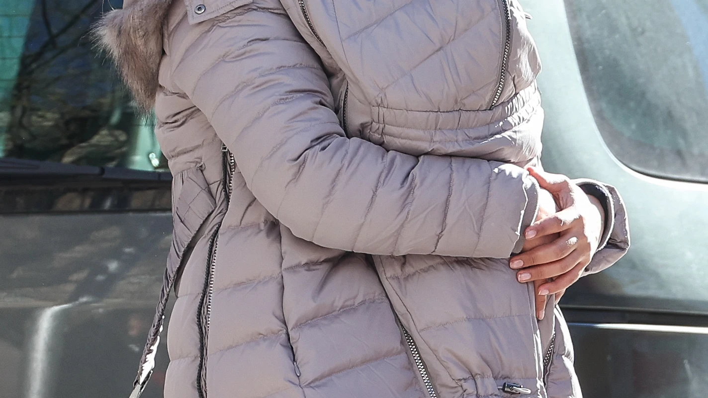 Gabriela Guillén, fotografiada paseando con su hijo Gabriela Guillén, fotografiada paseando con su hijo
