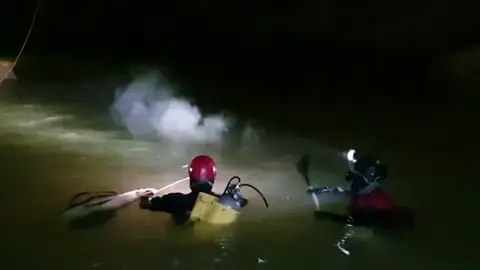 Imagen del rescate en la cueva Krizna, en Eslovenia Imagen del rescate en la cueva Krizna, en Eslovenia