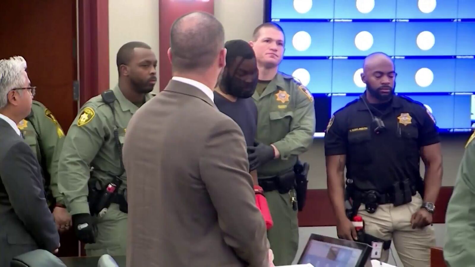 El hombre que agredió brutalmente a una jueza en Nevada comparece con un bozal a lo 'Hannibal Lecter'
