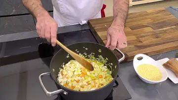 Tempere e refogue os legumes