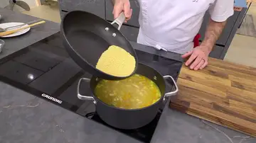Adicione à caçarola e cozinhe por 15-20 minutos.