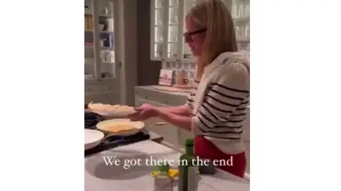 Gwyneth Paltrow haciendo tortilla de patatas Gwyneth Paltrow haciendo tortilla de patatas