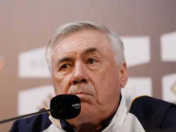Carlo Ancelotti atiende a los medios en Riad, Arabia Saudí Carlo Ancelotti atiende a los medios en Riad, Arabia Saudí