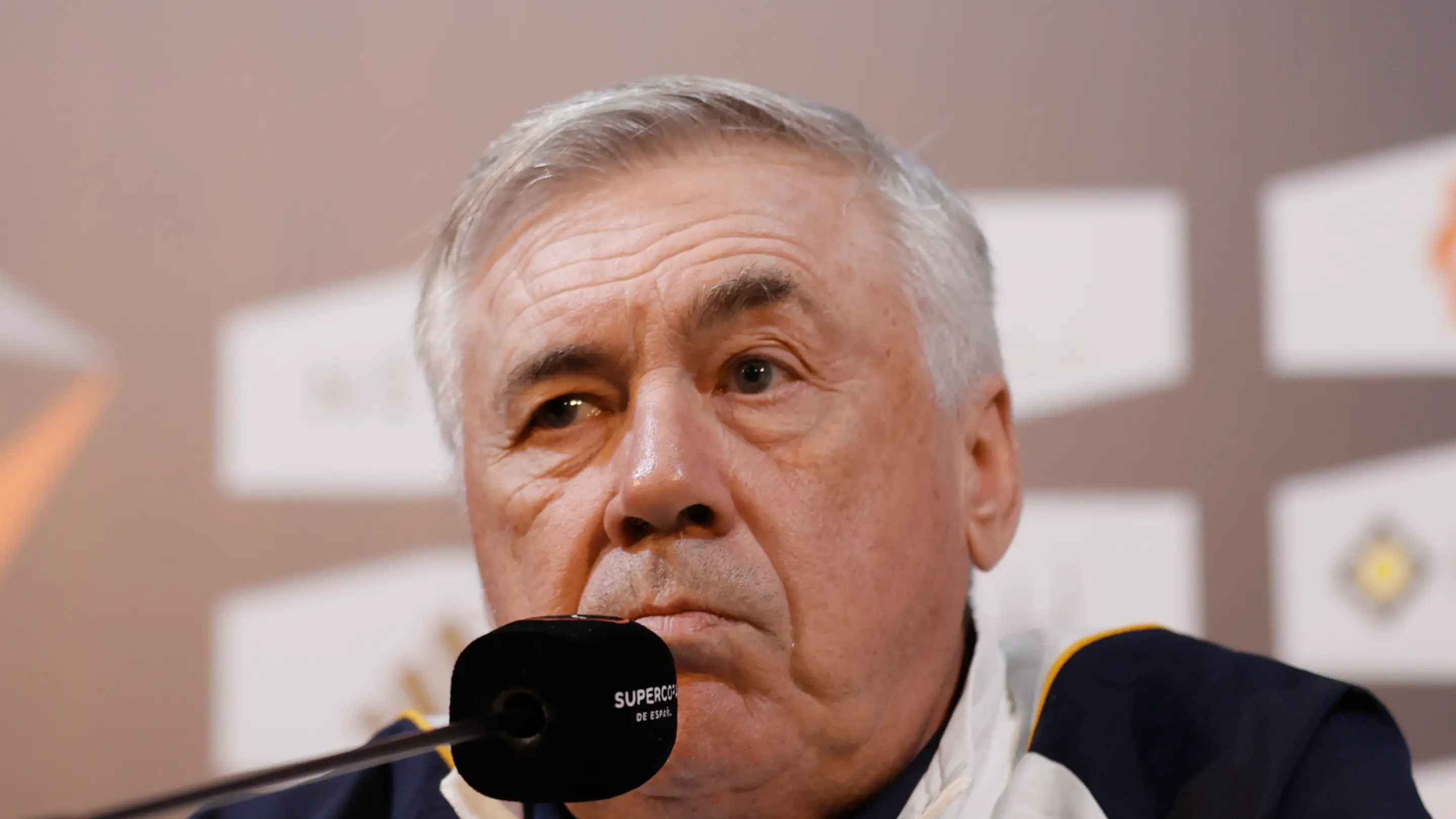 Carlo Ancelotti atiende a los medios en Riad, Arabia Saudí Carlo Ancelotti atiende a los medios en Riad, Arabia Saudí