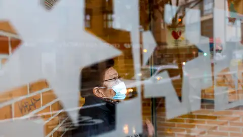 Una persona acudiendo a un Centro de Atención Primaria (CAP) Una persona acudiendo a un Centro de Atención Primaria (CAP)