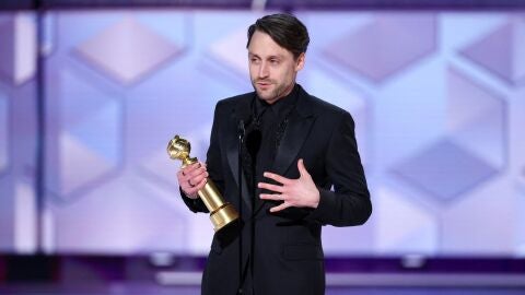 Kieran Culkin recibiendo el Globo de Oro a Mejor Actor de Drama por Succession