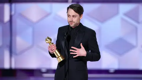 Kieran Culkin recibiendo el Globo de Oro a Mejor Actor de Drama por Succession Kieran Culkin recibiendo el Globo de Oro a Mejor Actor de Drama por Succession