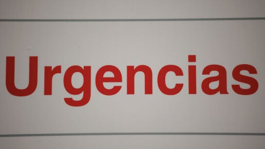 Un cartel de Urgencias en el Hospital Ram&oacute;n y Cajal
