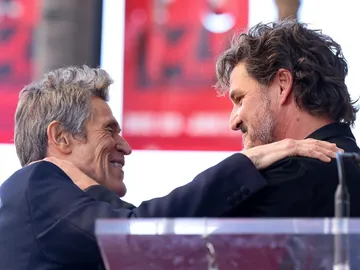 Pedro Pascal acompaña a Willem Dafoe al recibir su estrella en el Paseo de la Fama de Hollywood Pedro Pascal acompaña a Willem Dafoe al recibir su estrella en el Paseo de la Fama de Hollywood