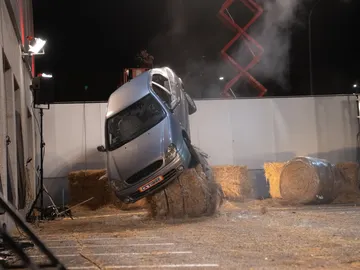 La peligrosa locura de Walter, el especialista de El Hormiguero: subir el coche a un rodillo de paja La peligrosa locura de Walter, el especialista de El Hormiguero: subir el coche a un rodillo de paja