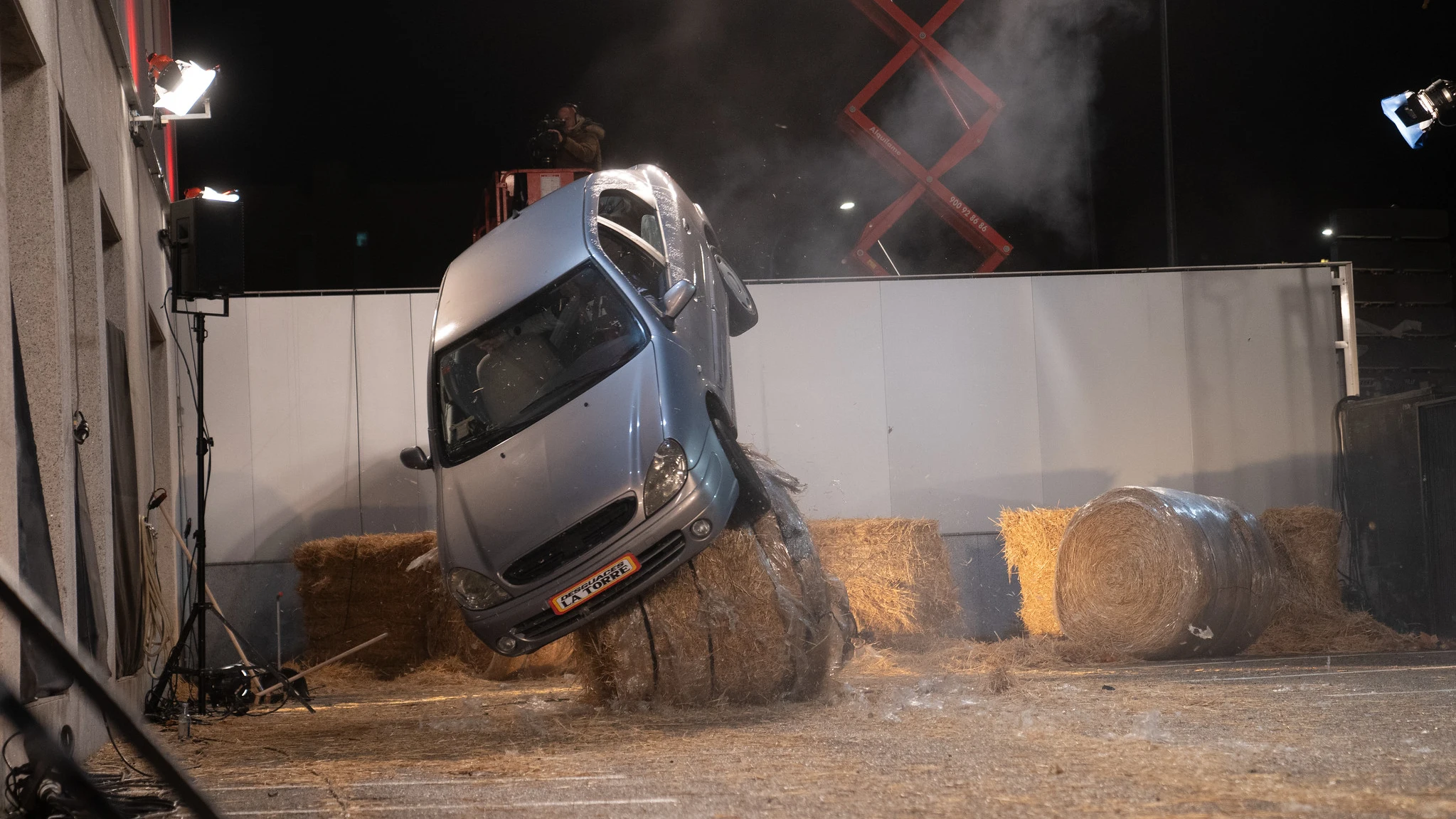 La peligrosa locura de Walter, el especialista de El Hormiguero: subir el coche a un rodillo de paja