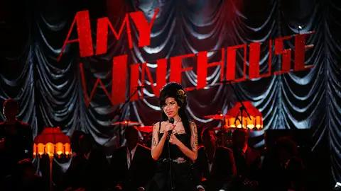 Amy Winehouse en su actuación en los Grammy en 2008 Amy Winehouse en su actuación en los Grammy en 2008