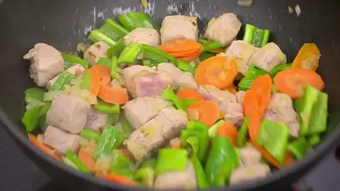 Agrega las zanahorias y los pimientos Agrega las zanahorias y los pimientos