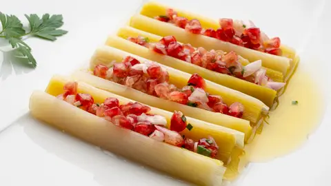 Receta de puerros con vinagreta de granada, de Arguiñano: "Una verdura saludable y barata" Receta de puerros con vinagreta de granada, de Arguiñano: "Una verdura saludable y barata"