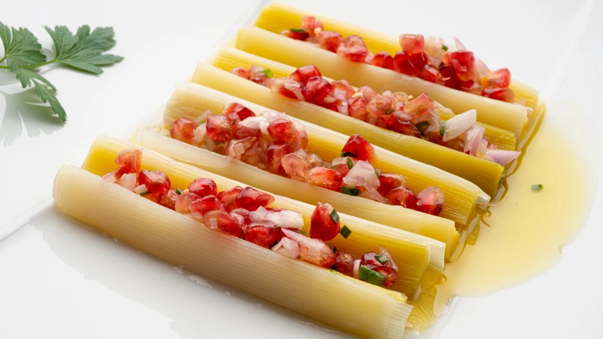 Receta de puerros con vinagreta de granada, de Arguiñano: "Una verdura saludable y barata" Receta de puerros con vinagreta de granada, de Arguiñano: "Una verdura saludable y barata"