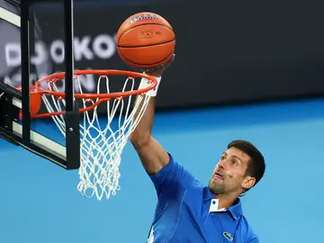 Novak Djokovic haciendo un mate durante una jornada de espectáculos en la Rod Laver Arena Novak Djokovic haciendo un mate durante una jornada de espectáculos en la Rod Laver Arena