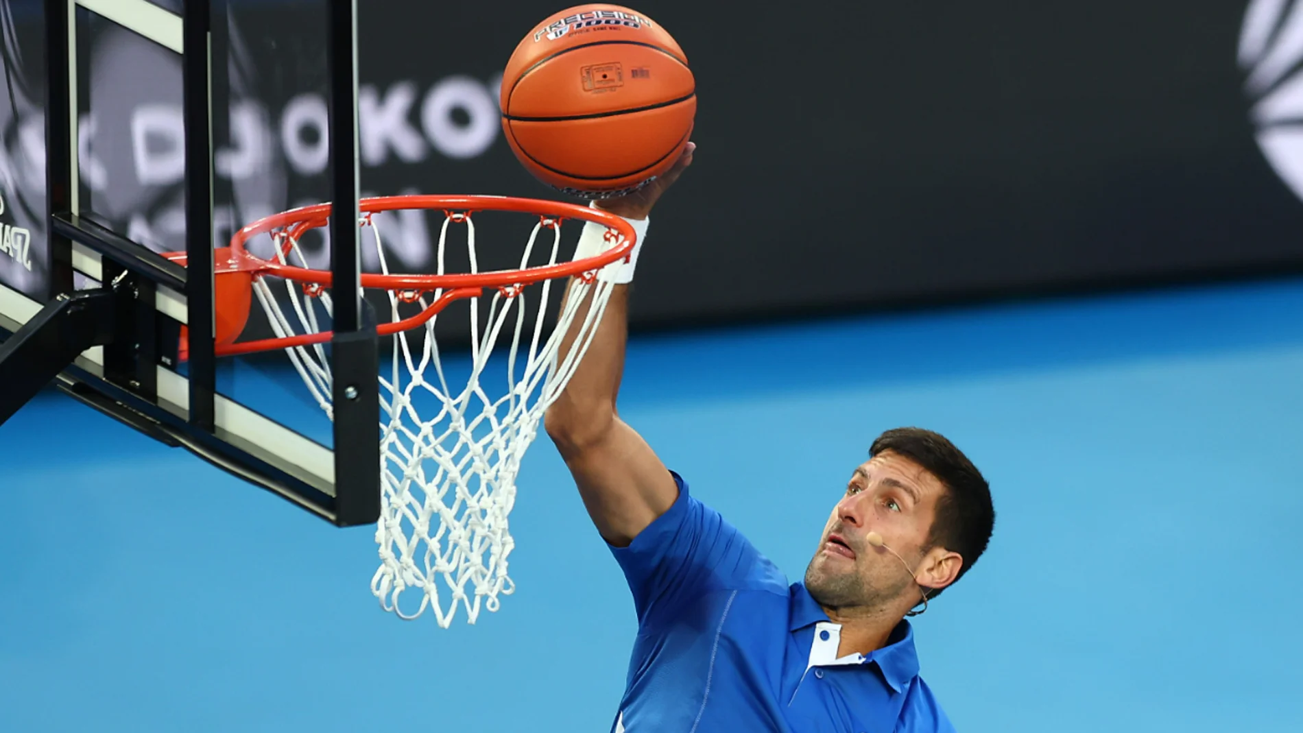 Novak Djokovic haciendo un mate durante una jornada de espectáculos en la Rod Laver Arena