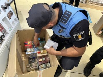 Policías locales de La Laguna se incautan de productos prohibidos por la UE en una decena de bazares del municipio