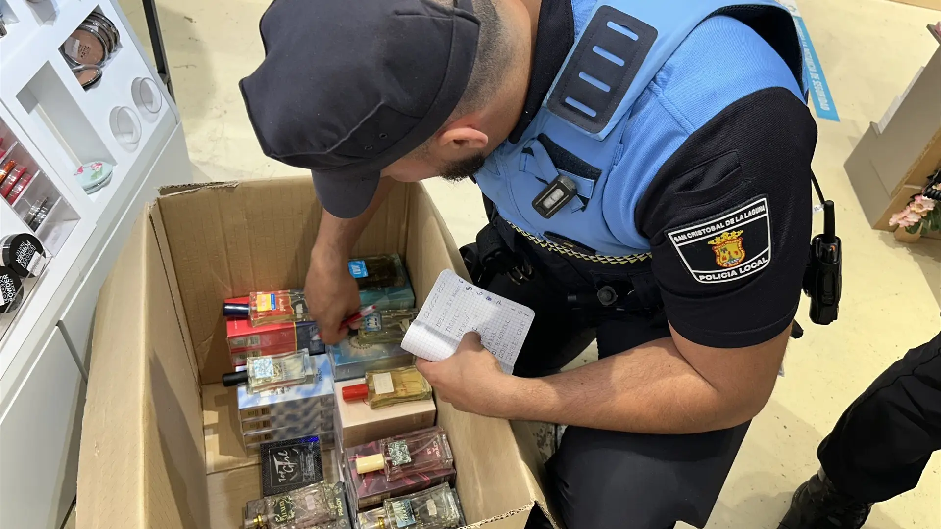Policías locales de La Laguna se incautan de productos prohibidos por la UE en una decena de bazares del municipio Policías locales de La Laguna se incautan de productos prohibidos por la UE en una decena de bazares del municipio
