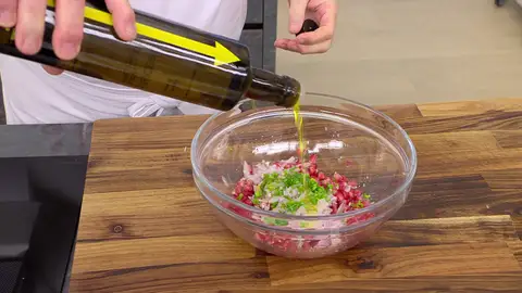 Sazona, vierte el vinagre y 4-6 cucharadas de aceite Sazona, vierte el vinagre y 4-6 cucharadas de aceite