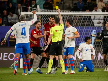 Los jugadores de Osasuna protestan ante Muñiz Ruiz Los jugadores de Osasuna protestan ante Muñiz Ruiz