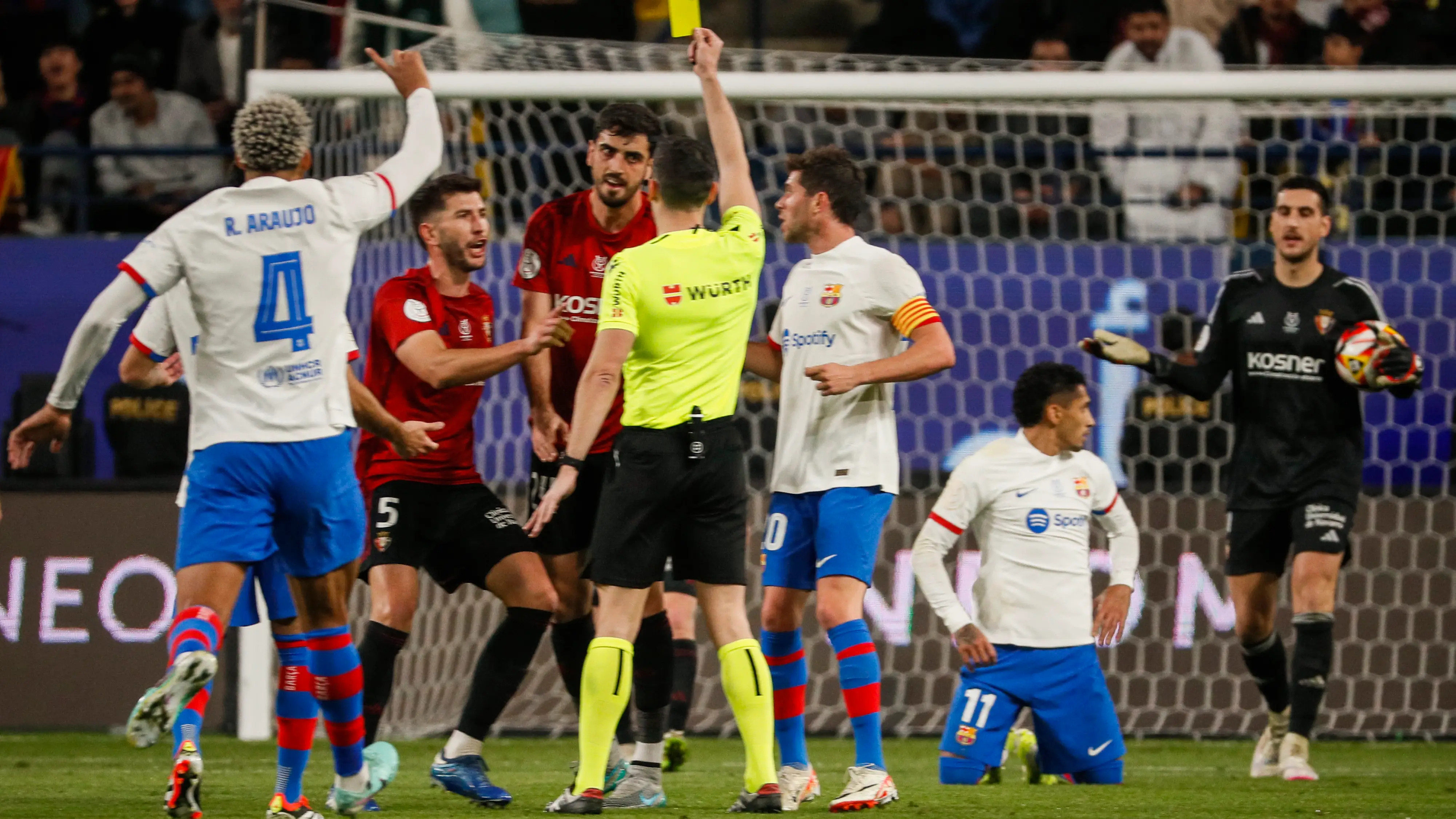 Los jugadores de Osasuna protestan ante Muñiz Ruiz Los jugadores de Osasuna protestan ante Muñiz Ruiz