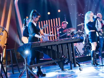 Ana Mena llena de Música ligera el plató de El Desafío acompañada por Mónica Cruz Ana Mena llena de Música ligera el plató de El Desafío acompañada por Mónica Cruz