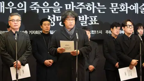 Bong Joon-ho pide junto a otros artistas una investigación sobre la muerte del actor Lee Sun-kyun, en Seúl Bong Joon-ho pide junto a otros artistas una investigación sobre la muerte del actor Lee Sun-kyun, en Seúl
