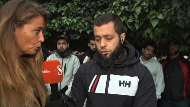 Se cose la boca para denunciar el trato injusto a su hijo en el colegio: 