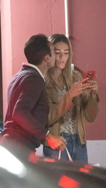 Enrique Ponce besa a su novia, Ana Soria Enrique Ponce besa a su novia, Ana Soria