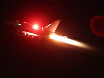 Fotografía cedida este viernes, 12 de enero, por la Real Fuerza Aérea Británica, en la que se registró un avión militar del Reino Unido durante un ataque contra objetivos hutíues en Yemen
