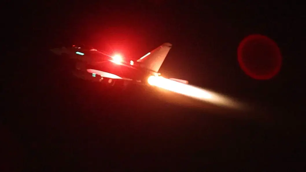 Fotografía cedida este viernes, 12 de enero, por la Real Fuerza Aérea Británica, en la que se registró un avión militar del Reino Unido durante un ataque contra objetivos hutíues en Yemen Fotografía cedida este viernes, 12 de enero, por la Real Fuerza Aérea Británica, en la que se registró un avión militar del Reino Unido durante un ataque contra objetivos hutíues en Yemen
