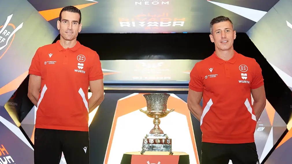 Martínez Munuera (izquierda) y Soto Grado (derecha) arbitrarán la final de la Supercopa de España 2024 Martínez Munuera (izquierda) y Soto Grado (derecha) arbitrarán la final de la Supercopa de España 2024