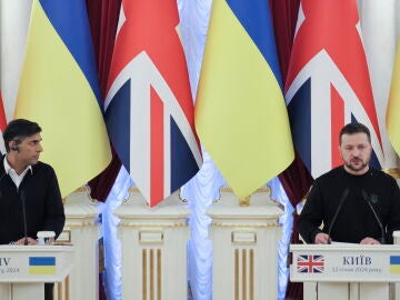 El presidente de Ucrania, Volodímir Zelenski (izq.), y el primer ministro británico, Rishi Sunak, este viernes en Kiev. 