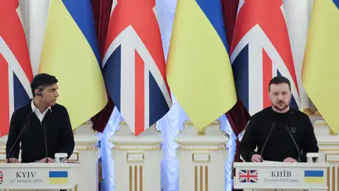 El presidente de Ucrania, Volodímir Zelenski (izq.), y el primer ministro británico, Rishi Sunak, este viernes en Kiev. El presidente de Ucrania, Volodímir Zelenski (izq.), y el primer ministro británico, Rishi Sunak, este viernes en Kiev.