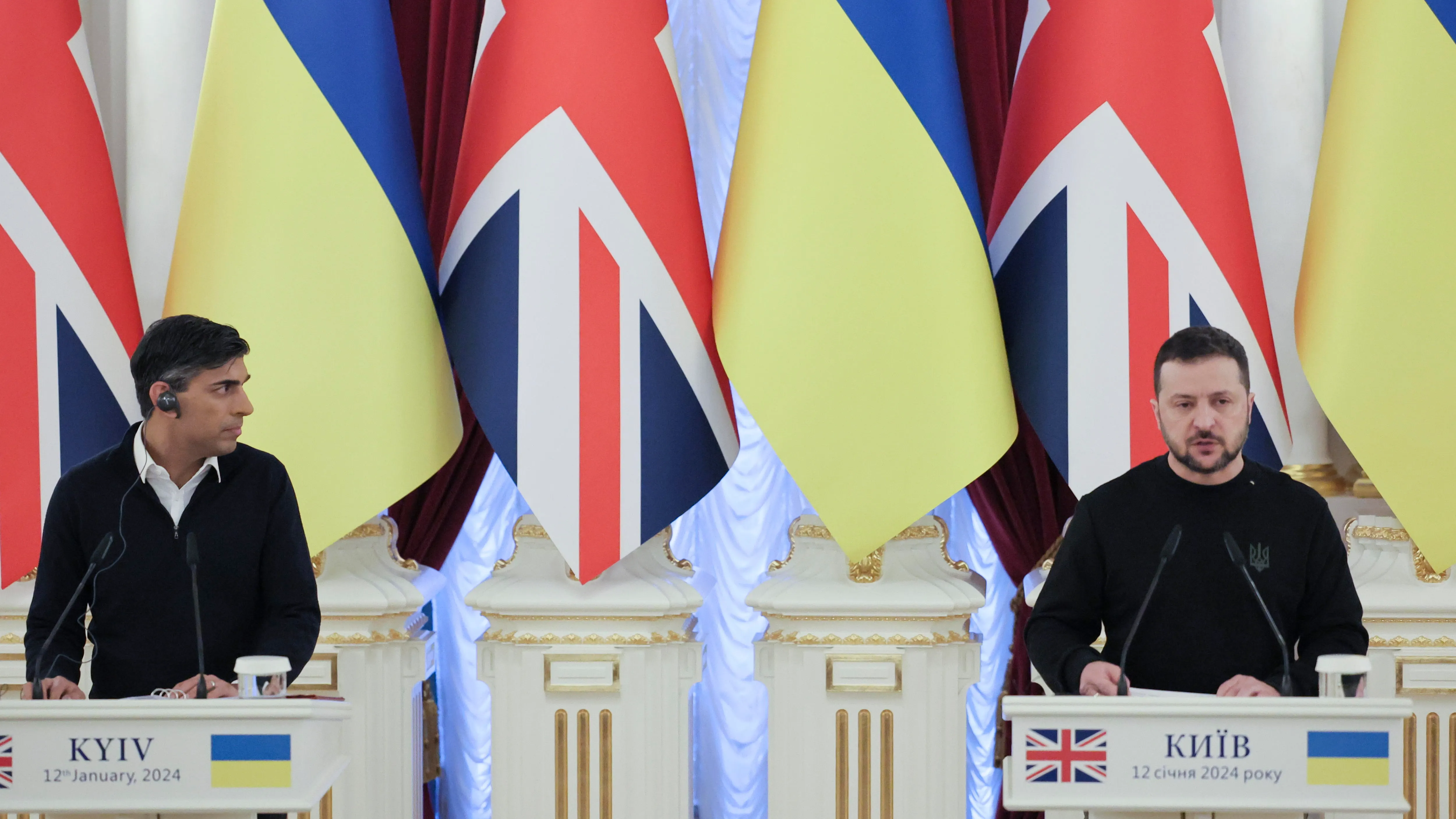 El presidente de Ucrania, Volod&iacute;mir Zelenski (izq.), y el primer ministro brit&aacute;nico, Rishi Sunak, este viernes en Kiev. 