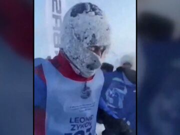 Un participante durante la maratón más fría del mundo en Oymyakon (Siberia)