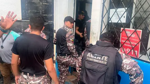 Imagen de varios funcionarios liberados en Ecuador Imagen de varios funcionarios liberados en Ecuador