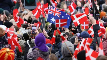 Personas sostienen banderas mientras se reúne el día en que la reina danesa Margrethe abdica 